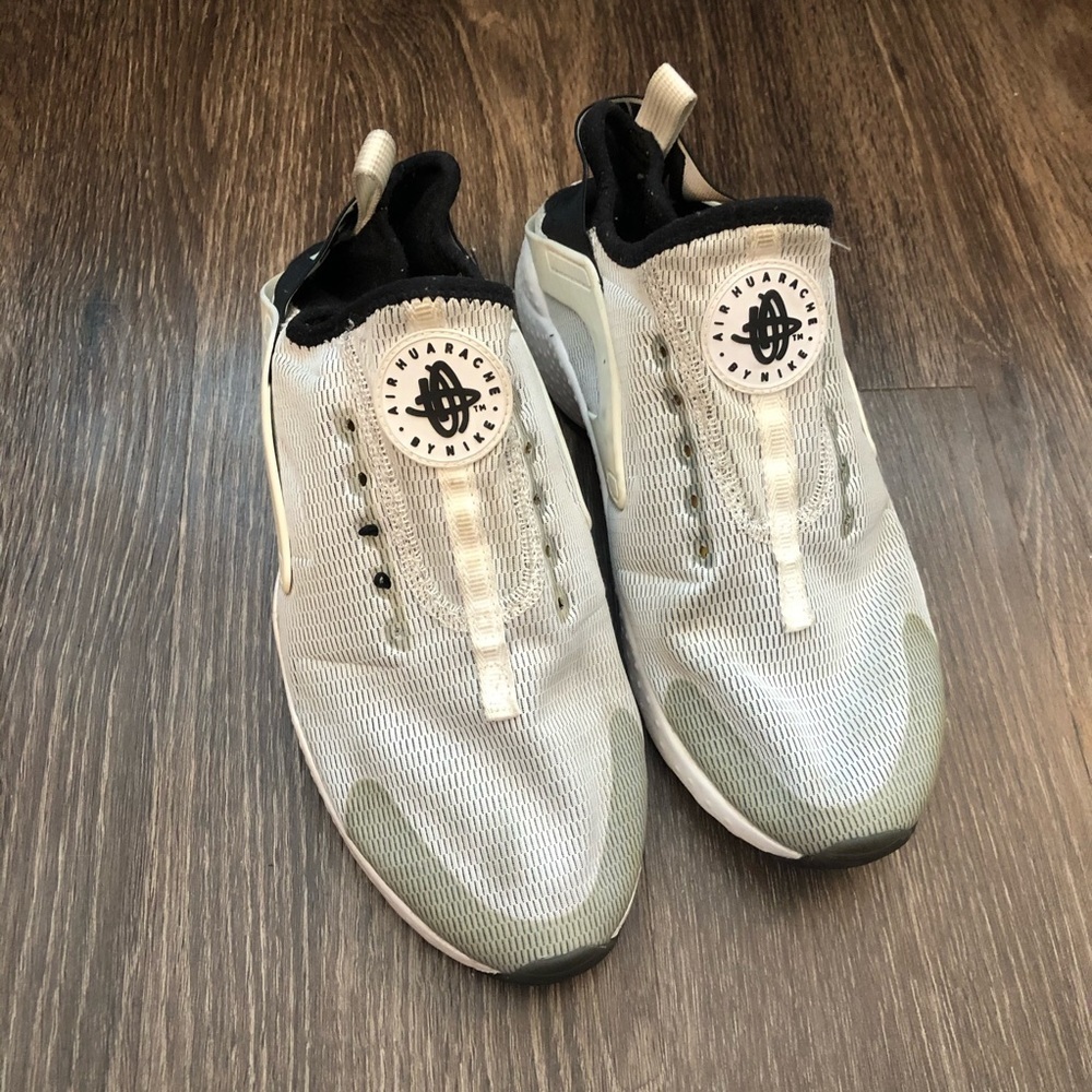 Nike White & Black Air Huarache Shoes